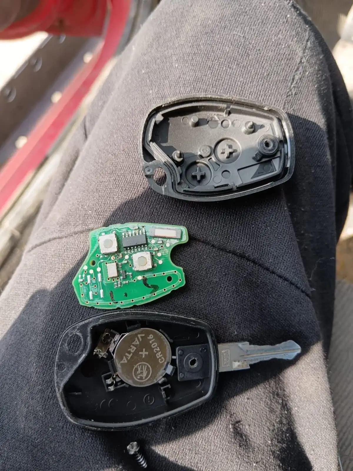 Cheie auto reparată pentru Dacia Logan 1, interiorul cheii deschis.