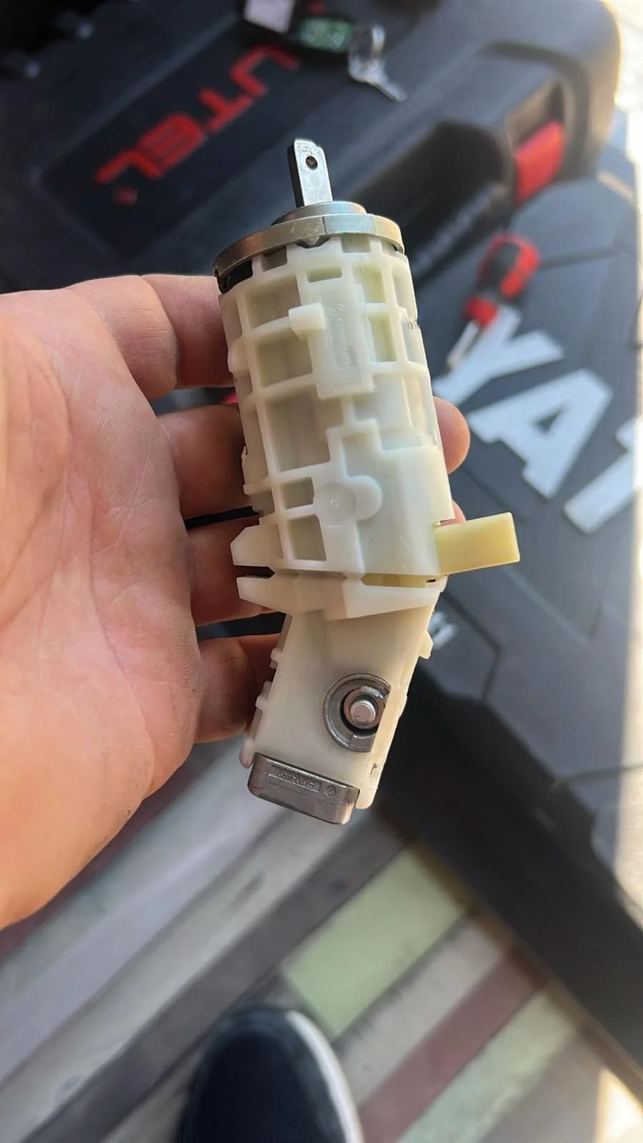 Reparare contact auto Bacău — Dacia Logan, înlocuire contact defect pe loc