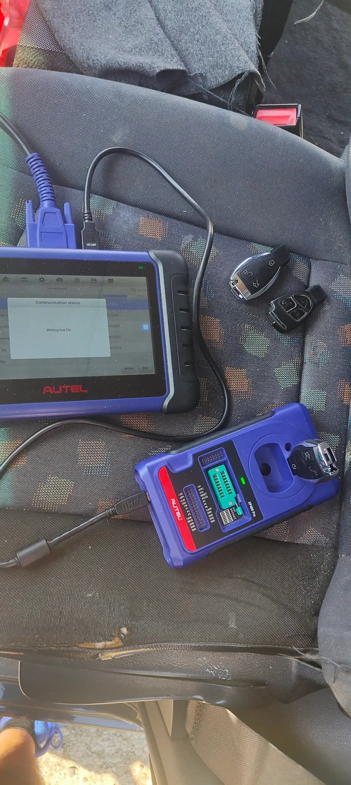 Tehnician programează cheie auto cu AUTEL IM608 Pro direct la mașina clientului