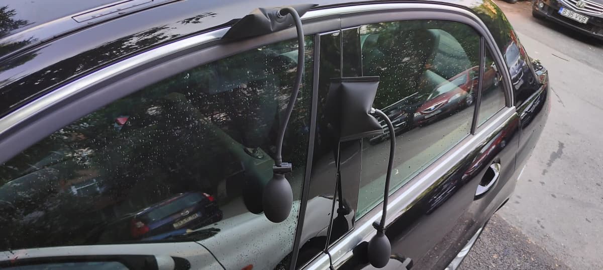 Ușă auto deblocată pentru Mercedes.