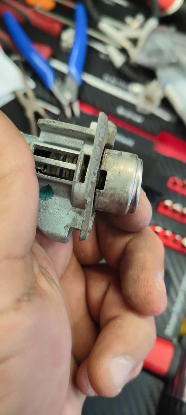 Butuc de ușă reparat pentru Volkswagen.