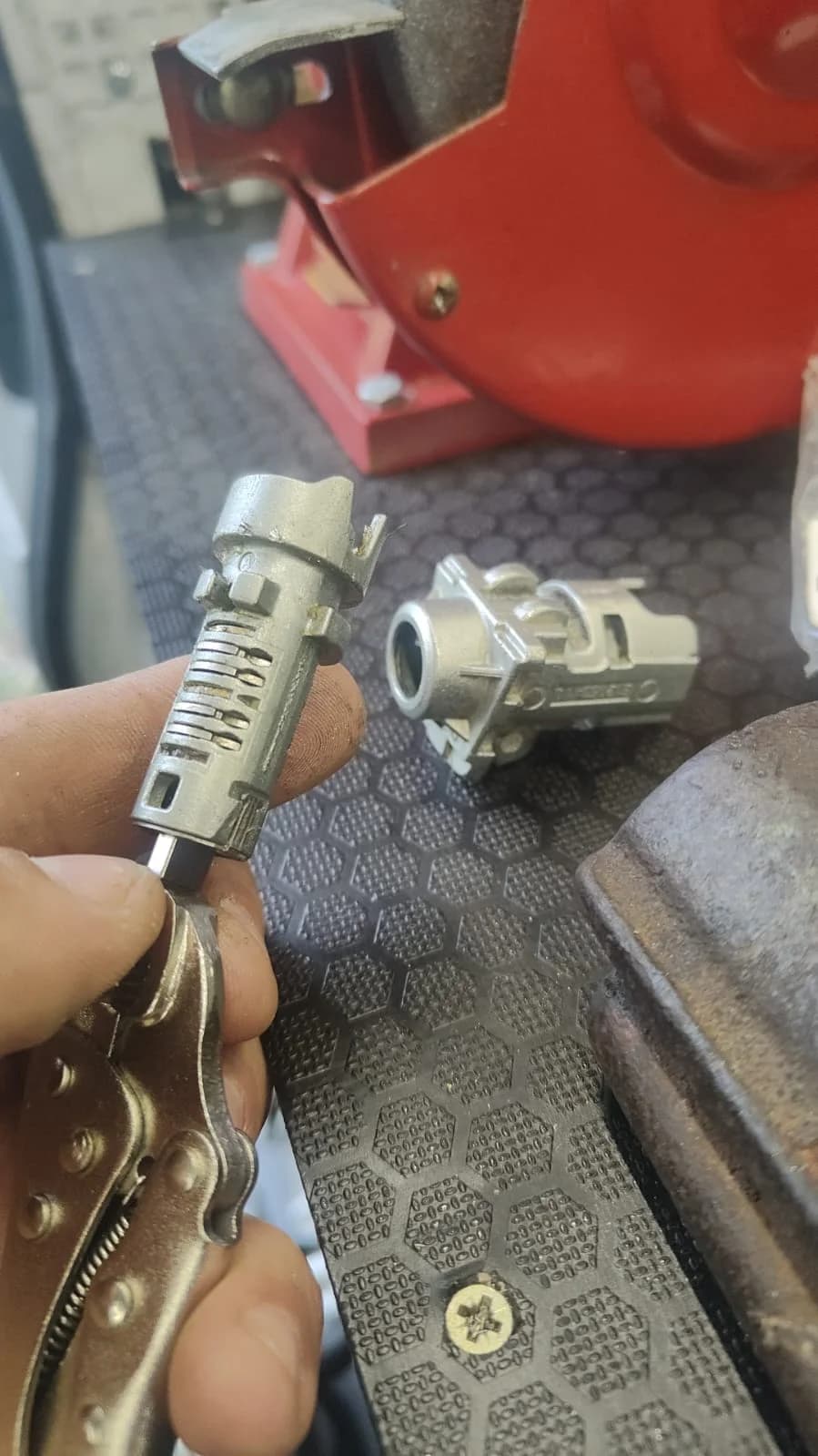 Butuc de ușă reparat pentru Audi.